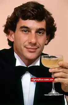 Photo d'un homme en smoking, une coupe de champagne à la main