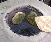 Nâns cuit dans un tandoor.