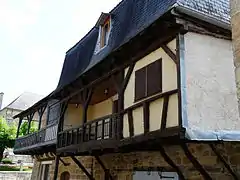 Balcons dans le bourg d'Azerat.