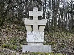 En bordure de la RD 6089, stèle à la mémoire d'un résistant mort le 9 août 1944.