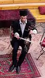 Un musicien azerbaïdjanais jouant du kamancha.