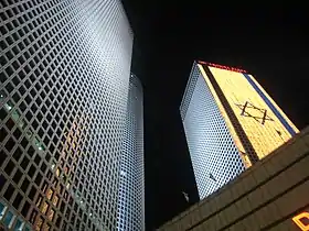 Le drapeau israélien sur la tour carrée
