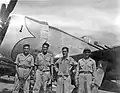 Des membres des Aigles Aztèques du 201e Escadron de chasse du Mexique devant un P-47, pendant la campagne des Philippines en 1945.