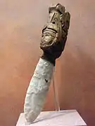 Couteau sacrificiel avec manche en bois sculpté