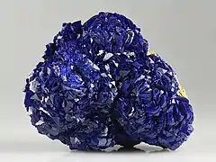 Une azurite avec un peu de malachite - États-Unis (4,0 × 3,0 × 2,0 cm).