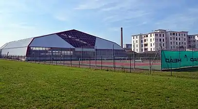 Le bâtiment des courts couverts du Tennis club.