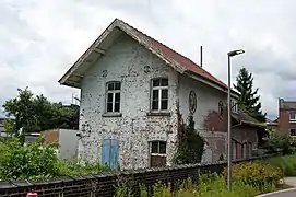 Bâtiment ferroviaire désaffecté à proximité du tracé de la connexion Y Cornillon (2021).