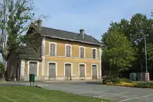 Le bâtiment voyageurs vu côté cour, les fenêtres du rez-de-chaussée sont murées.