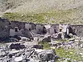 Bâtiments en ruines du casernement défensif.