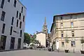 Un bâtiment de 2009 à gauche, la cathédrale Sainte-Marie de Bayonne au centre et l'ancien couvent de Sainte-Claire à droite.