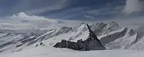 Vue du Bärglistock, au centre, avec le Lauteraarhorn et le Schreckhorn à sa droite.