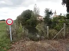 Réserve d'incendie à l’est du village.