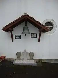 Béhasque, un triplet de stèles sous une cloche.