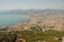 Panorama de la ville de Béjaïa et son port.