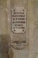 Le bénitier provenant de la cathédrale de Saint-Pierre de la Martinique, situé à droite du chœur.