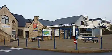 La « Maison du tourisme » et le « musée du Bord de Mer ».