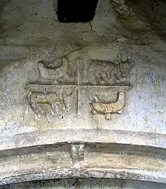 Église de Béon : claveau sculpté primitif représentant les quatre évangélistes.