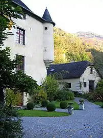 Façade sud du château de Béon.