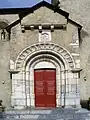 Église Saint-Jacques : deux anges entourant les sculptures des douze évangélistes de son portail de marbre blanc ont perdu leur visage à la Révolution.