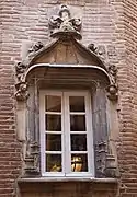 Hôtel Bérenguier Bonnefoy (cour), fenêtre gothique (1513) aux modillons représentant des bustes annonçant le style Renaissance.