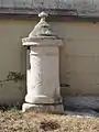 Fontaine contre le mur de soutènement de l'église.