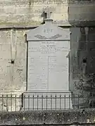 Monument aux morts devant l'église.