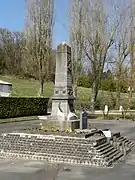 Monument aux morts, place rue du Dr Chopinet - rue Henri-Barbusse.