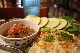 Le bún chả est une autre spécialité de Hanoi.