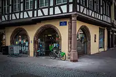L’ancienne pharmacie du Cerf, à l’angle de laquelle se trouve le Bûchmesser.
