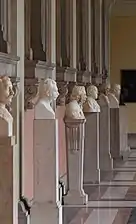 Une série de bustes de scientifiques de l'Université de Vienne.