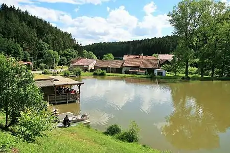 Réservoir alimentant le moulin.