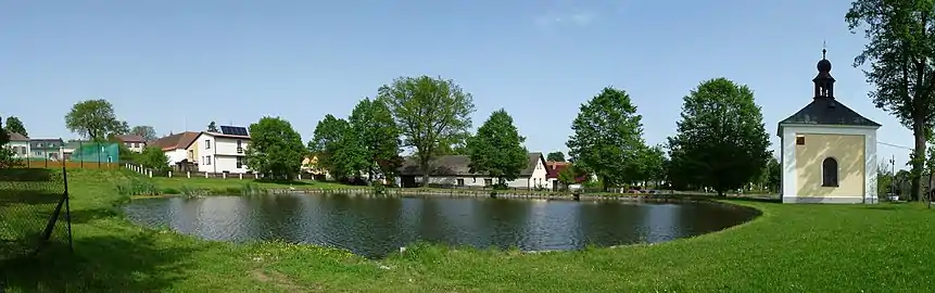 Březina : étang et chapelle de saint Jean Népomucène.