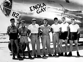 L'avion Enola Gay qui largua la bombe atomique Little Boy sur Hiroshima, avec cinq membres d'équipage et leur commandant Paul Tibbets au centre.