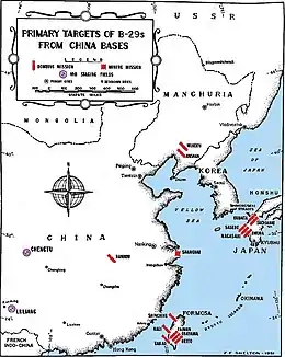 Carte en noir et blanc d'Asie de l'Est. La plupart des villes figurant sur la carte sont marquées de symboles de bombe.