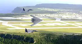 B-2 et F-15 au-dessus d'Andersen AFB