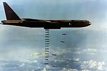 Un B-52D lors d'un bombardement au Viêt Nam.