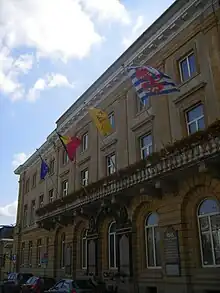 Le palais provincial à Arlon avec les drapeaux européen, belge, wallon et provincial.