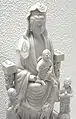 Guanyin (Bodhisattva de la Compassion) avec des enfants ; statuette « blanc de Chine » de Dehua