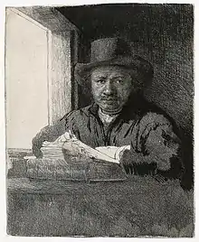 Gravure en noir et blanc. Portrait d'un homme en intérieur, assis à une table près d'une fenêtre et portant un chapeau. Il regarde le spectateur en tenant une pointe sèche, au-dessus d'une pile de feuille.