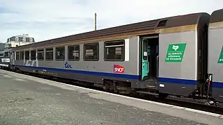 Un train, stationné à quai.