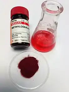 Poudre rouge sombre et solution rouge de méthylcobalamine.