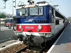 Deux locomotives BB 17000 avec leur VB 2N en gare d'Argenteuil, en avril 2007.