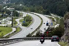 Vues d'une aire avec l'E60 au niveau de l'A21 à Innsbruck, Autriche.