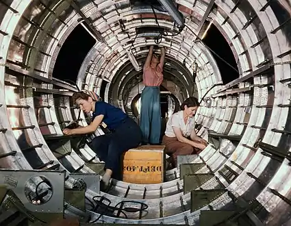 Assemblage intérieur du fuselage de queue d'un bombardier B-17F, Long Beach (en octobre 1942)