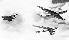 Un B-58 Hustler volant en formation avec un B-36 et un B-52 en 1958.