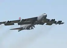Un B-52H au décollage.