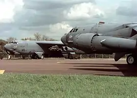 Un Boeing B-52H Stratofortress au roulage sur le tarmac de la RAF Fairford