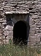 Encadrement de remploi en pierre de taille à Gordes (Vaucluse).