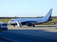 Boeing 737-505 de AirX Charter n° 9H-OME affrété par le Paris Saint-Germain FC en janvier 2020 (activité liée au football pro.)