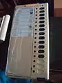 Liste des candidats sur une machine à voter. Chaque parti est représenté par un symbole électoral, et par un numéro en braille.